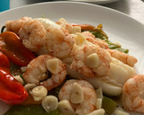 Foto del paso 11 de la receta: Bacalao skrei con gambones al ajillo, sobre cama de pimientos