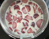 Une image de l'étape 2 de PANNA COTTA AUX FRAISES 🍓.