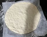 Foto del passaggio 7 della ricetta Pizza speck e pesto