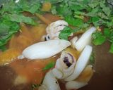 Hình bước làm 3 của món Canh cà chua nấu mực