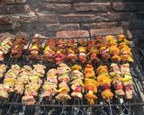 Foto del paso 4 de la receta: Brochetas de pollo, bondiola y roast beef a la parrilla