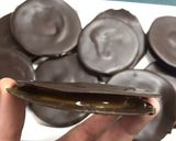 Foto del paso 5 de la receta: Alfajores de láminas de chocolate con manjar 🍫
