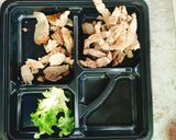รูปขั้นตอนการทำที่ 2 ของ ข้าวผัดปลาทูพริกเผา หมูทอด แซลมอน