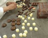 Foto del paso 6 de la receta: Bombones de chocolate rellenos de chapulín