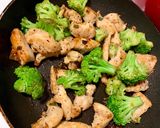 Hình bước làm 2 của món Ức gà xào broccoli