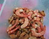 Une image de l'étape 1 de Brochettes de moules et crevettes marinées  au lard.