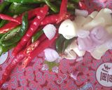 Foto langkah ke 4 dari resep Oseng témpé semangit bunga bawang.