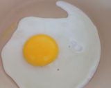 Foto langkah ke 1 dari resep Telur Ceplok Saus Kecap Pedas.