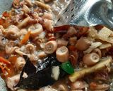 Foto langkah ke 6 dari resep Oseng Cumi Asin Pedas.