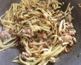 รูปขั้นตอนการทำที่ 2 ของ “กระเพราหน่อไม้หมูสับ”