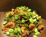 รูปขั้นตอนการทำที่ 4 ของ คั่วกลิ้งหมูกับกุ้งสะตอ