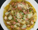Hình bước làm 2 của món Pizza mì xúc xích chà bông