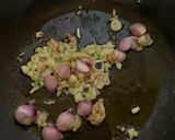 Foto langkah ke 4 dari resep Sayap Ayam Goreng Oseng Bawang ala Chef Devina.