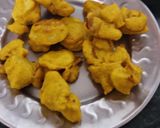 A picture of step 4 of Besan ka pakore.