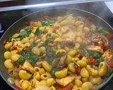 Foto del paso 6 de la receta: Pasta con pulpo, pimientos del piquillo y espinacas