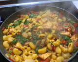 Foto del paso 6 de la receta: Pasta con pulpo, pimientos del piquillo y espinacas
