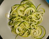 Foto del paso 4 de la receta Espaguetis de calabacín con pesto naranja de anacardos casero