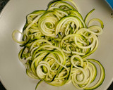 Foto del paso 4 de la receta: Espaguetis de calabacín con pesto naranja de anacardos casero
