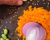 Foto del paso 3 de la receta: Ensalada primaveral de edamames, zanahoria rallada y cebolla morada 🥗 💚 🧡 💜