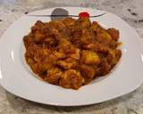 Foto del paso 5 de la receta: Pollo en salsa de tomate con patatas