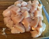 Une image de l'étape 1 de Poulet aux olives violettes, sauce crème au citron confit et coriandre.
