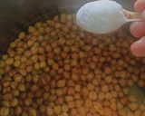 A picture of step 1 of Black Chana Sundal.