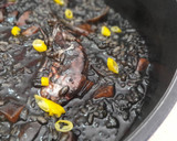 Foto del paso 11 de la receta: Arroz negro caldoso de sepia y gambas