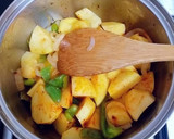 Foto del paso 3 de la receta: Guiso de patatas mantecosas con ajos, cebolla y pimiento verde