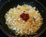 Foto del paso 1 de la receta: Sopa de tomate y calamares con picatostes