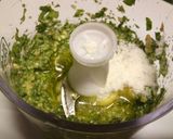 A picture of step 2 of Spaghetti al pesto di noce e pancetta.