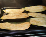 Foto del paso 1 de la receta: Berenjenas rellenas de pollo, jamón y salchichas al horno