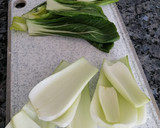 Foto del paso 2 de la receta: Pak choi salteado con pulpo y habas