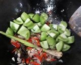 Foto langkah ke 3 dari resep Tumis tongkol asap dengaan Kemangi.