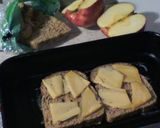 Foto del paso 2 de la receta: Tostadas crujientes de queso y manzana 🧀🍎└⁠|⁠∵⁠|⁠┐⁠♪