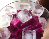 Foto langkah ke 3 dari resep Dragon Fruit with Ice Cube.