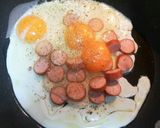 Foto del paso 4 de la receta: Huevo revuelto con champiñones, salchicha y queso