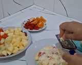 Foto langkah ke 3 dari resep Fruit Salad with Yogurt Cream.