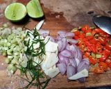 Foto langkah ke 2 dari resep Ikan Pindang Sambal Matah.
