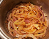 Foto del paso 15 de la receta: Lomo de cordero, con cebollas caramelizda, cirulas, pasas y crujiente de almendras