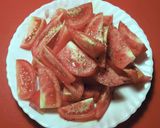 Foto del paso 2 de la receta Ensalada de tomates pera con anchoas y pasas