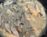 Foto del paso 4 de la receta: Pavo cremoso de champiñones con papitas a la mantequilla apto APLV AAM