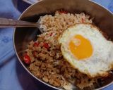 รูปขั้นตอนการทำที่ 5 ของ ข้าวผัดกะเพราไข่ดาววัดใจ (กินข้าวผัดกะเพราในขัน)