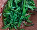 Foto langkah ke 6 dari resep Tumis Genjer Tauco Pedas.