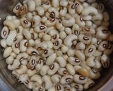 A picture of step 1 of Black-EyedPeas Gravy.