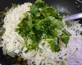 A picture of step 4 of Hariyali Aloo Chutney Pulao.