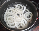 Foto del paso 1 de la receta: Calamares en salsa con arroz blanco y guisantes