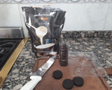 Foto del paso 1 de la receta: Medallones de chocolate blanco y semi amargo rellenos de Oreos