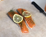 Foto del paso 1 de la receta: Salmón en papillote hecha en la sartén