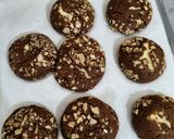 Foto langkah ke 6 dari resep Choco Soft Cookies with Cheese Filling.
