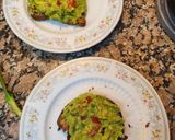 Foto del paso 2 de la receta: Tostada con guacamole y huevo